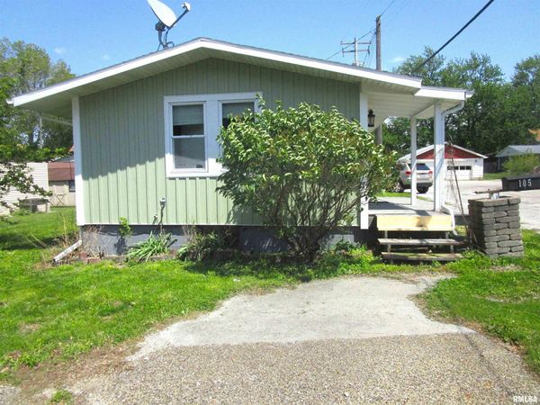 105 N PERRY Street, Carlock, IL 61725
