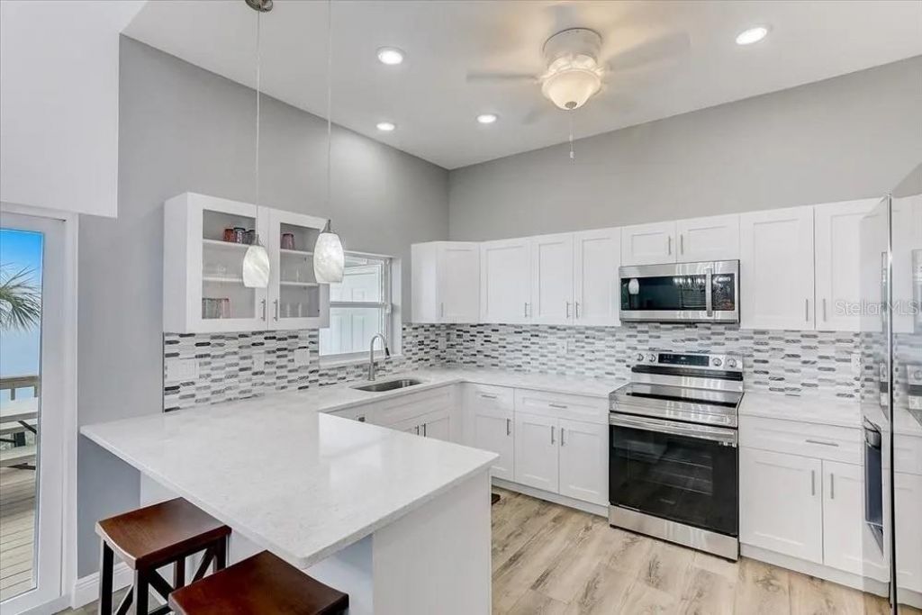 2424 Bay Drive , Bradenton, FL 34207 Photo
