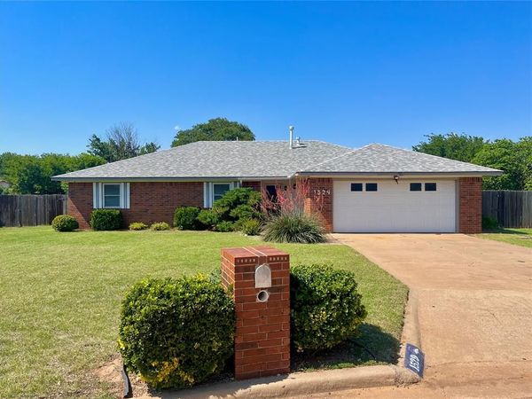 1529 Queens Court, Altus, OK 73521