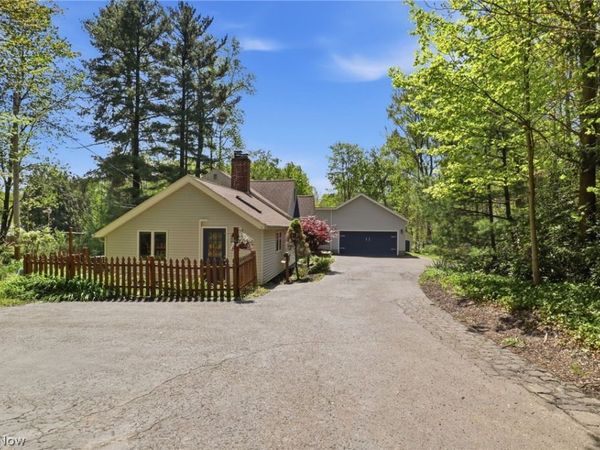 8977 Cedar Road , Chesterland, OH 44026