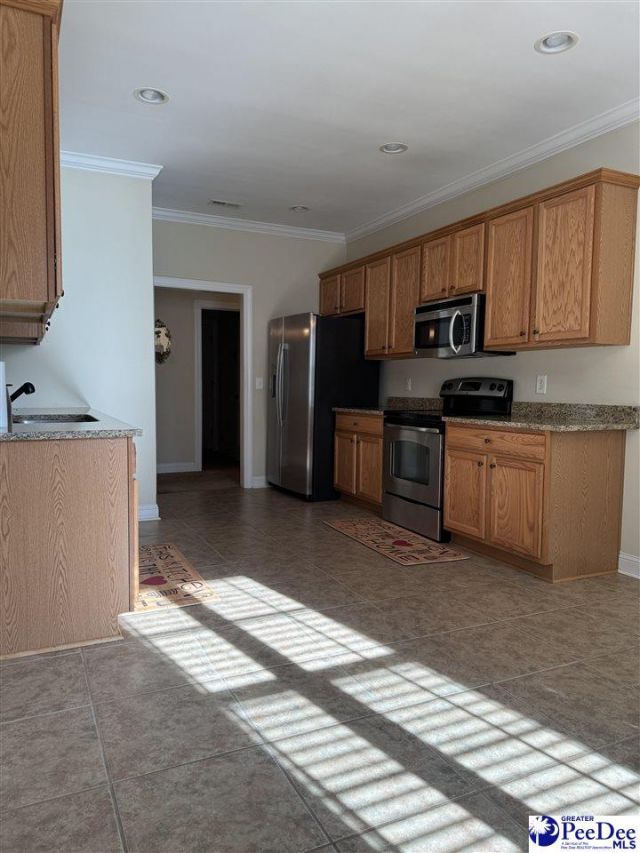 2858 Cotswold Street Photo 10