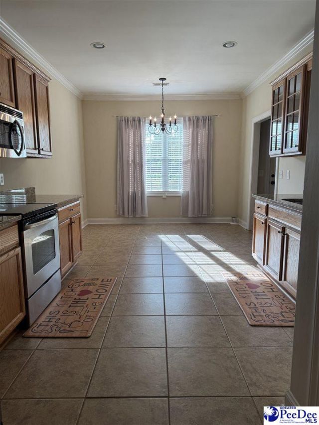 2858 Cotswold Street Photo 11