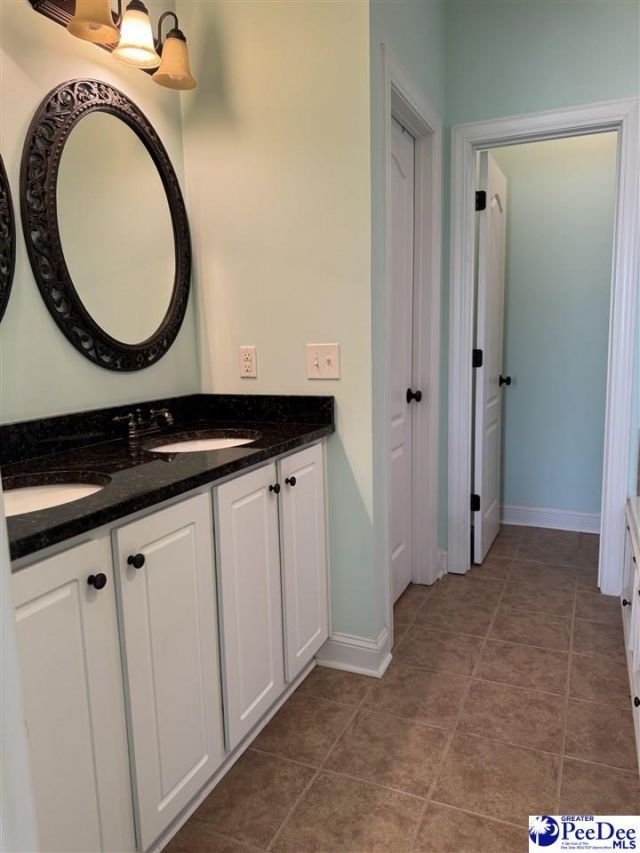 2858 Cotswold Street Photo 13