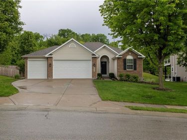 5005 NW Flintridge Drive, Riverside, MO 64150