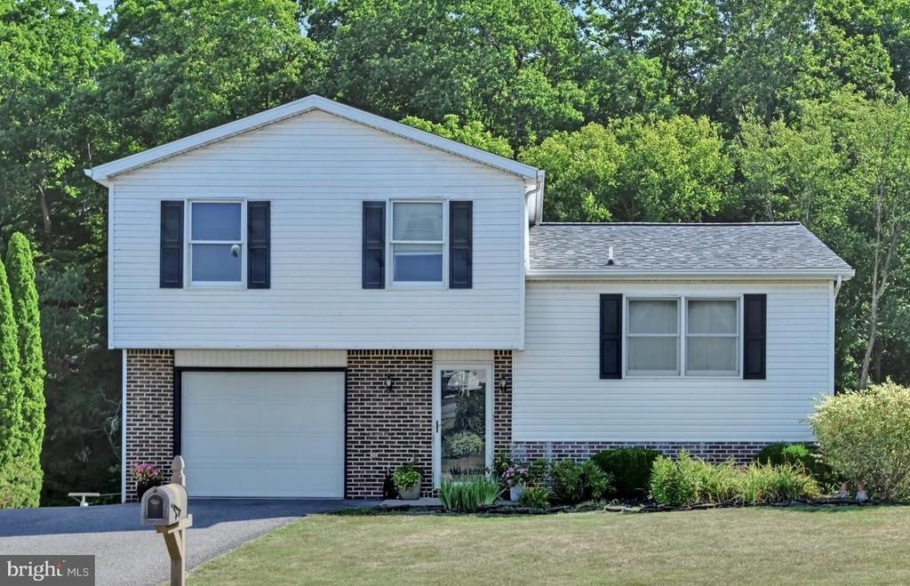 261 RIDGEWOOD DRIVE, MILLERSBURG, PA 17061