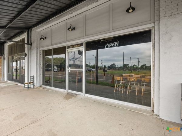 112 Gassaway , Lott, TX 76656
