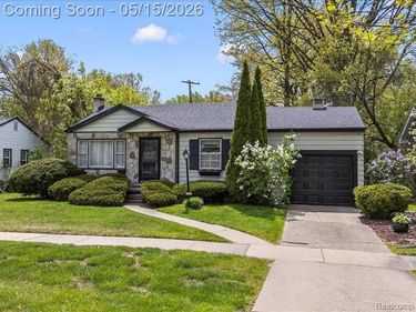 2229 E 8 Mile Road, Grosse Pointe Woods, MI 48236