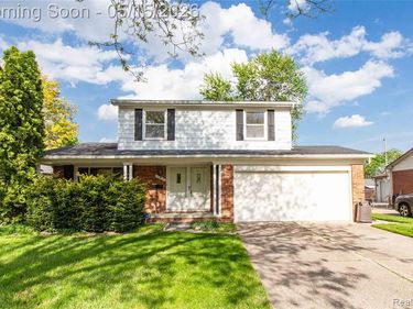 2118 Alexander Drive, Troy, MI 48083