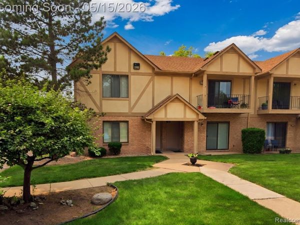 38513 Wellington Drive, Clinton Twp, MI 48036