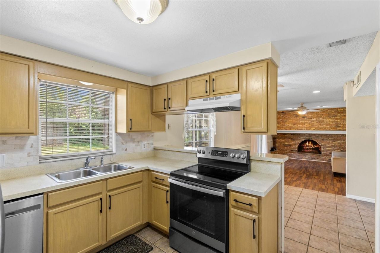 8698 Hillside Drive, Orlando, FL 32810 Photo