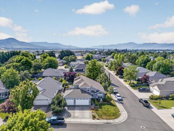 997 N Mountain Avenue, Central Point, OR 97502