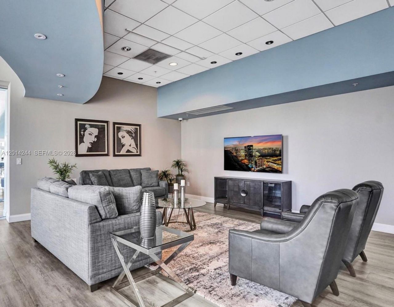 300 S Biscayne Blvd, Unit L-L32, Miami, FL 33131 Photo