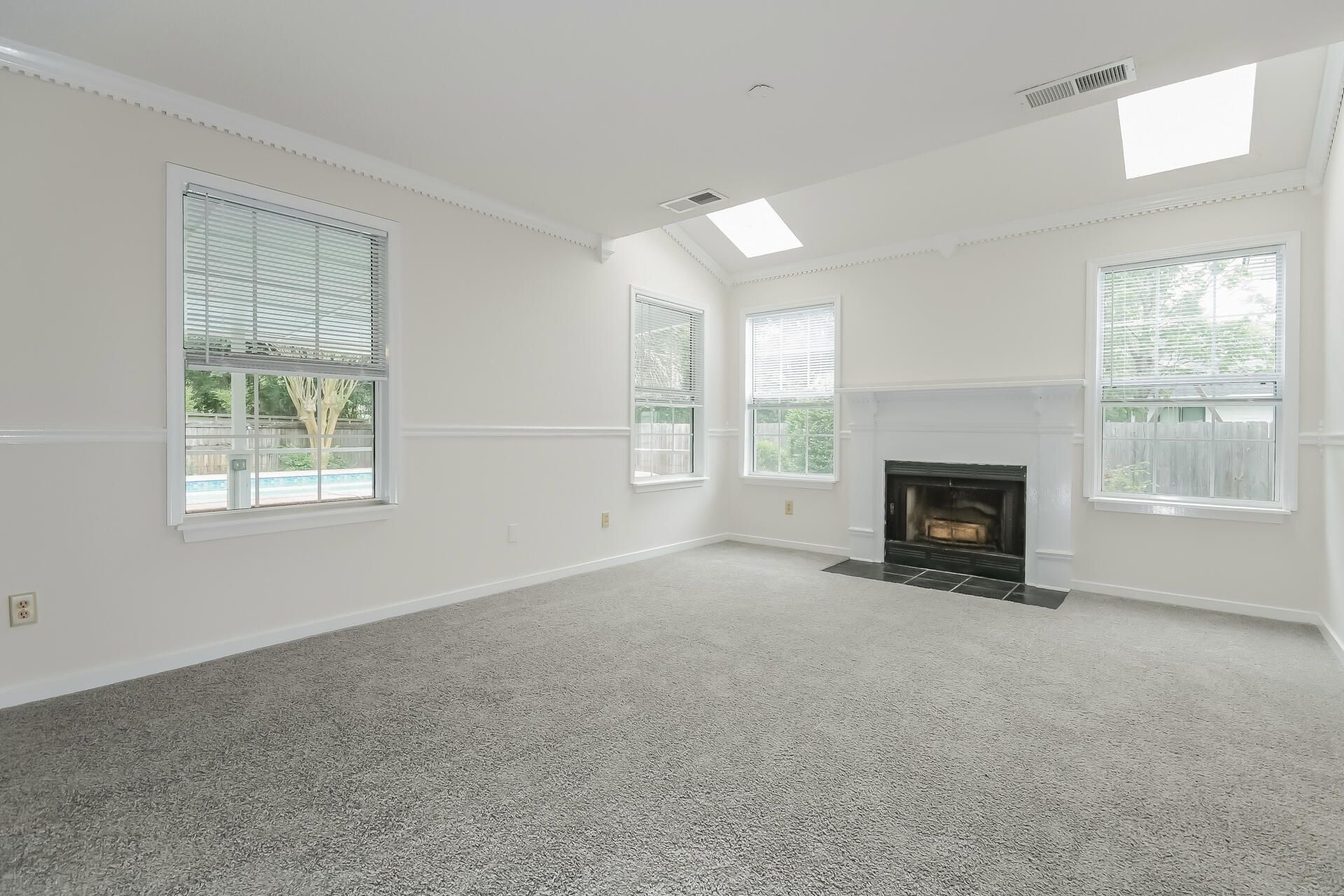 2054 Willowdale Court Photo 3