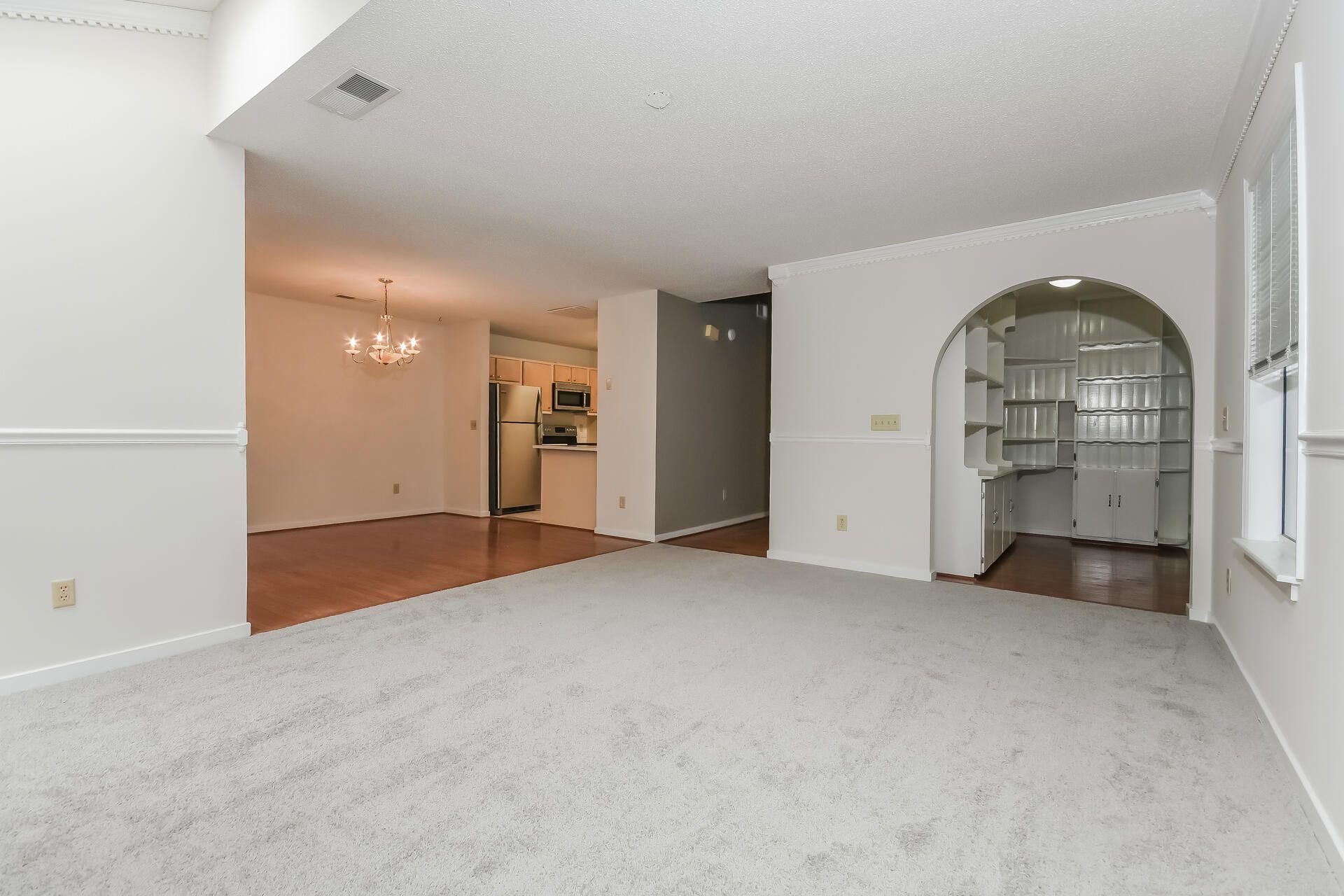 2054 Willowdale Court Photo 7