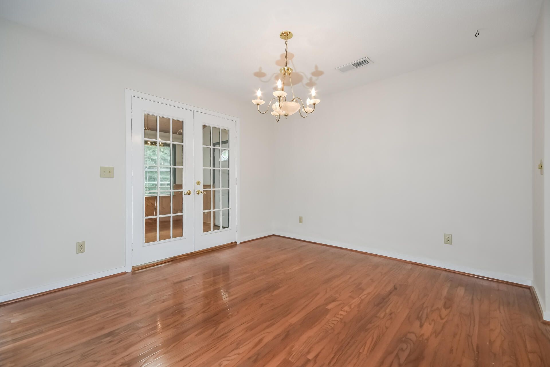 2054 Willowdale Court Photo 8