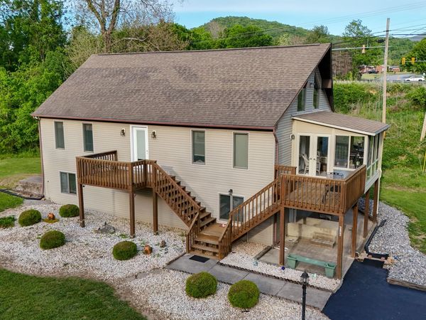 8796 Roanoke RD, Elliston, VA 24087