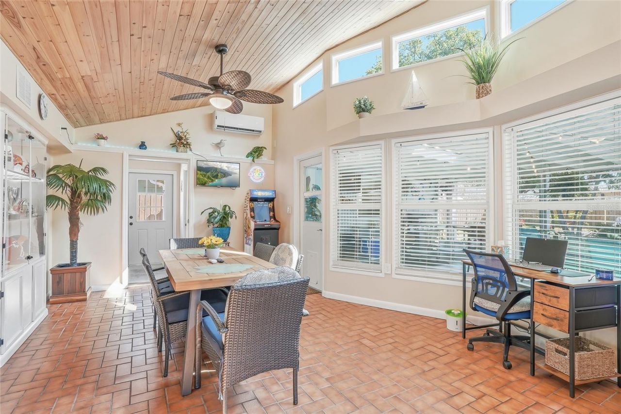 12109 Forest Hills Drive, Tampa, FL 33612 Photo