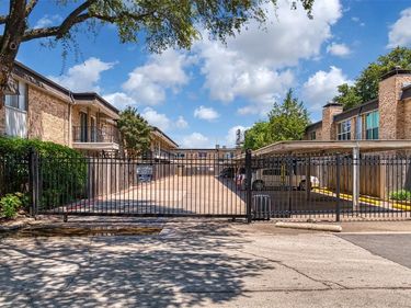 10252 REGAL OAKS Drive , Unit B, Dallas, TX 75230