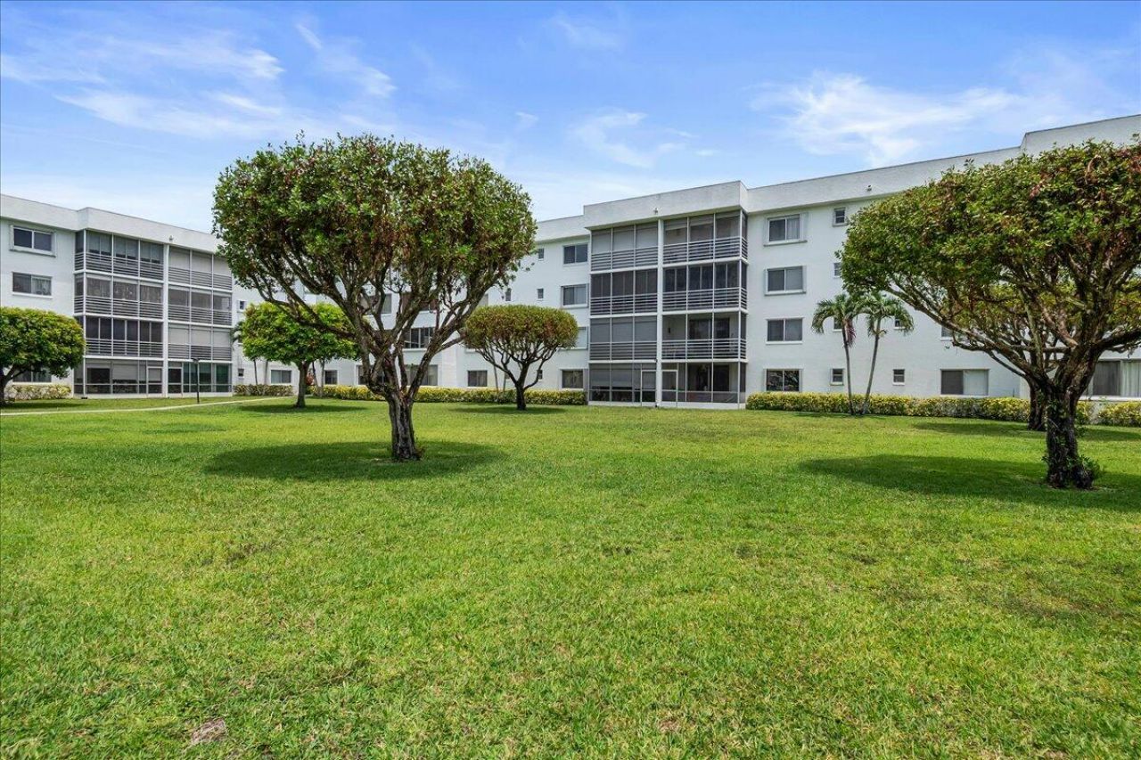 6698 10th Avenue N, Unit 305, Lake Worth, FL 33461 Photo