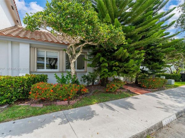 20869 NW 4th St , Pembroke Pines, FL 33029