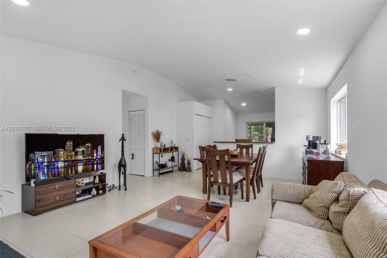 20869 NW 4th St , Pembroke Pines, FL 33029 Photo
