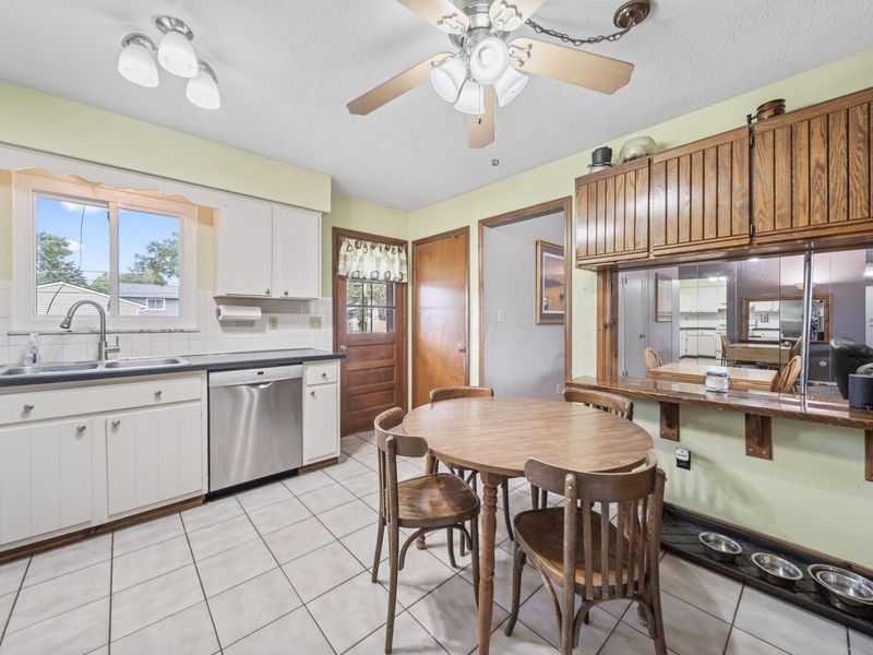 390 Dunbarton Road, Columbus, OH 43230 Photo 4