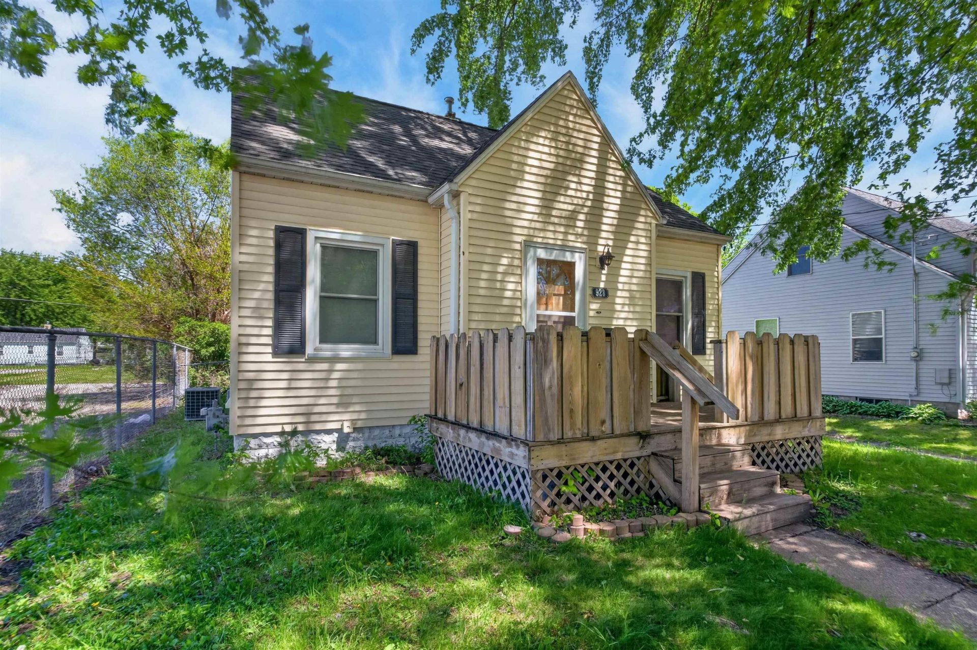 928 W Parker Street, Waterloo, IA 50703 Main Photo