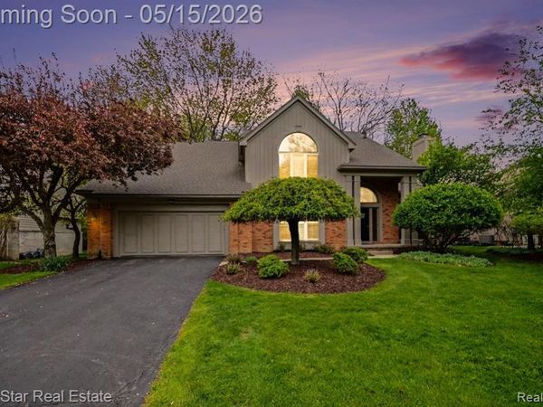 4689 Mirror Lake Drive, West Bloomfield Twp, MI 48323