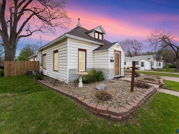 1105 N Kiwanis Ave, Sioux Falls, SD 57104