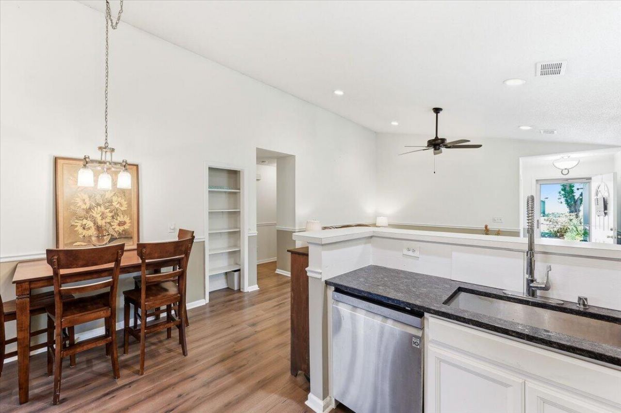 227 Hoylake Court Photo 12