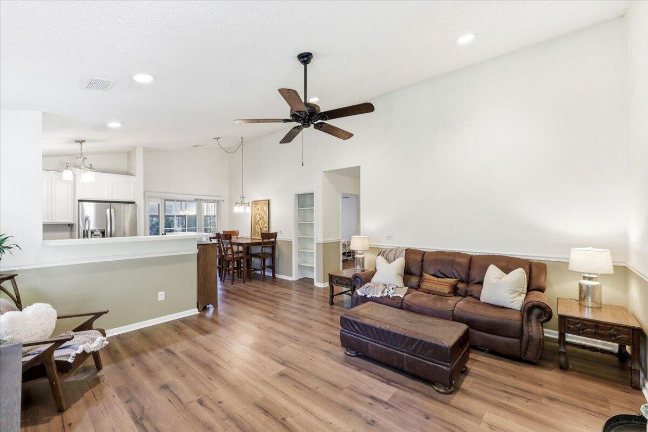 227 Hoylake Court Photo 6
