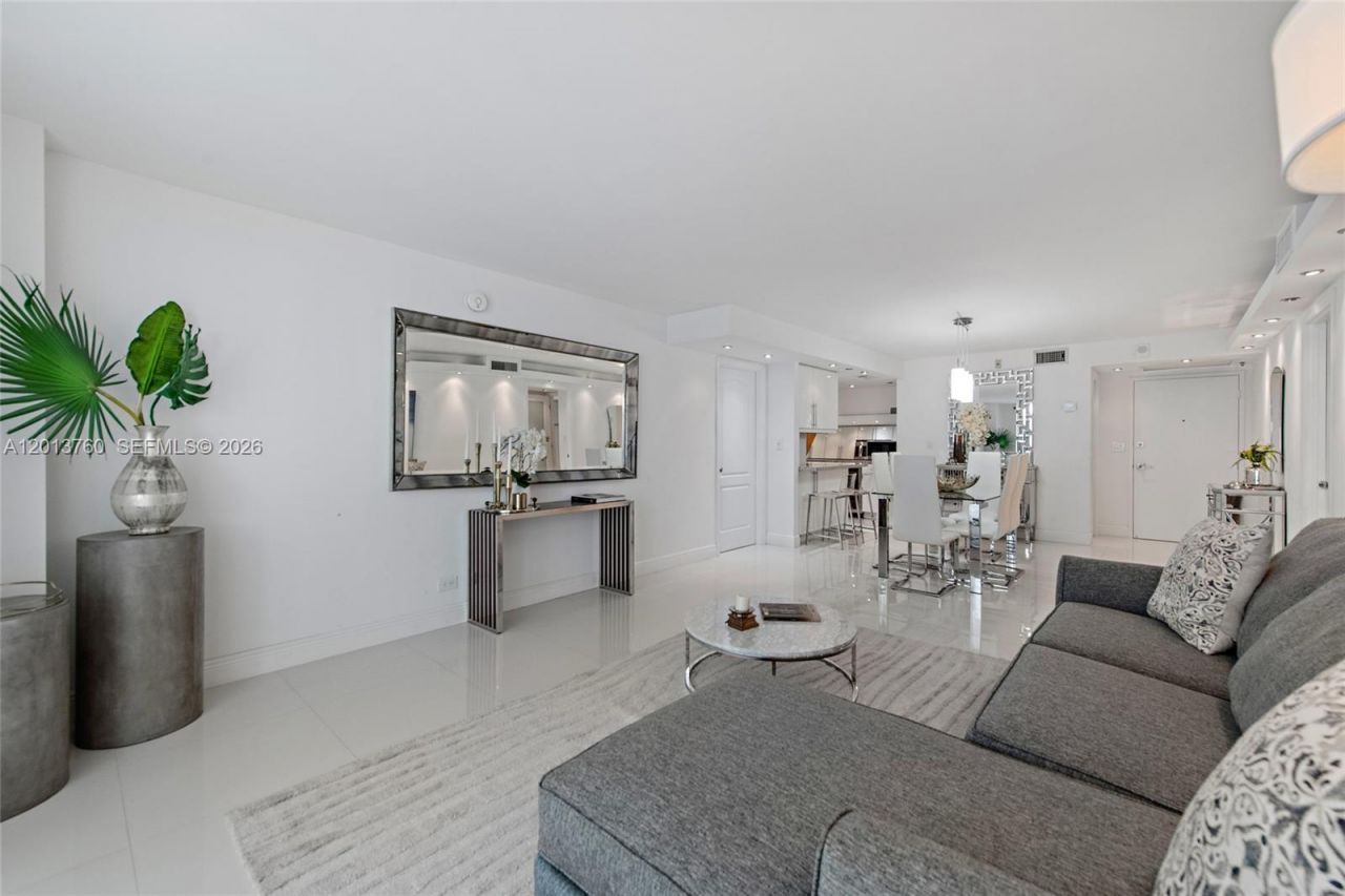6039 Collins Ave , Unit PH7, Miami Beach, FL 33140 Photo