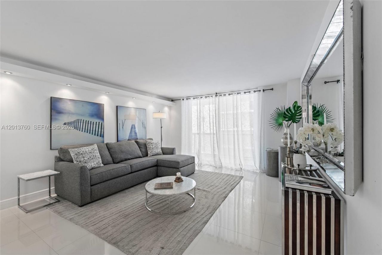 6039 Collins Ave , Unit PH7, Miami Beach, FL 33140 Photo