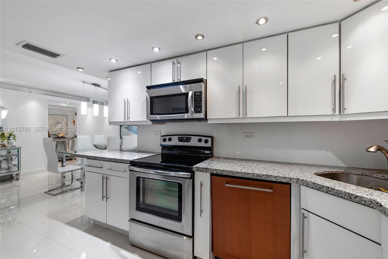 6039 Collins Ave , Unit PH7, Miami Beach, FL 33140 Photo