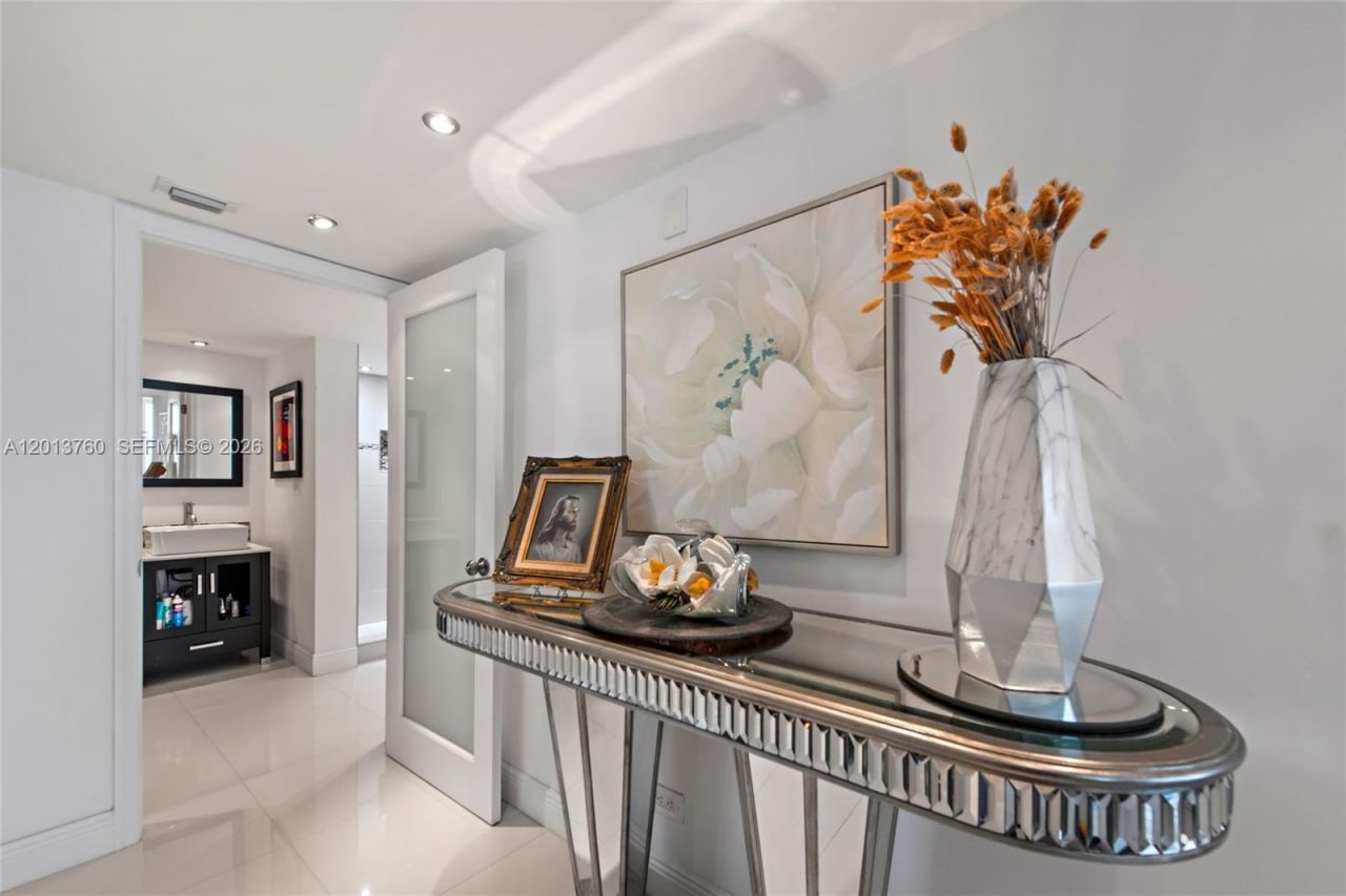 6039 Collins Ave , Unit PH7, Miami Beach, FL 33140 Photo