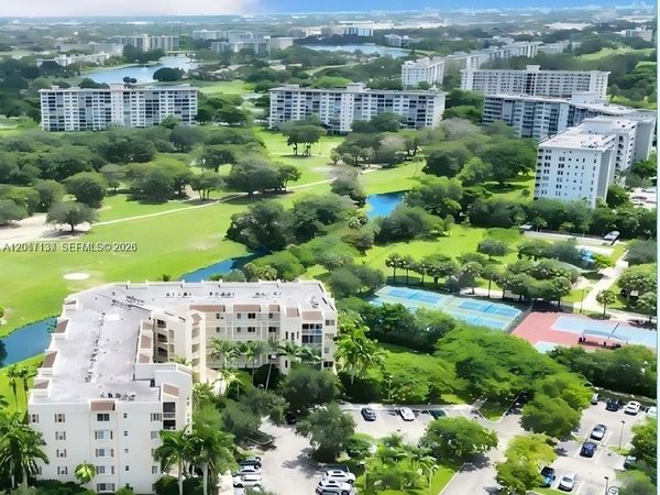 3500 Oaks Clubhouse Dr, Unit 211, Pompano Beach, FL 33069