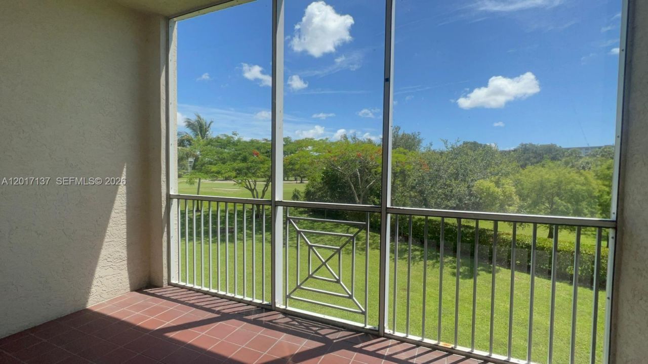 3500 Oaks Clubhouse Dr , Unit 211, Pompano Beach, FL 33069 Photo
