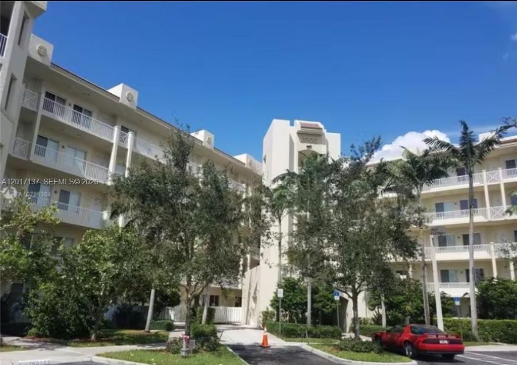 3500 Oaks Clubhouse Dr, Unit 211, Pompano Beach, FL 33069 Photo