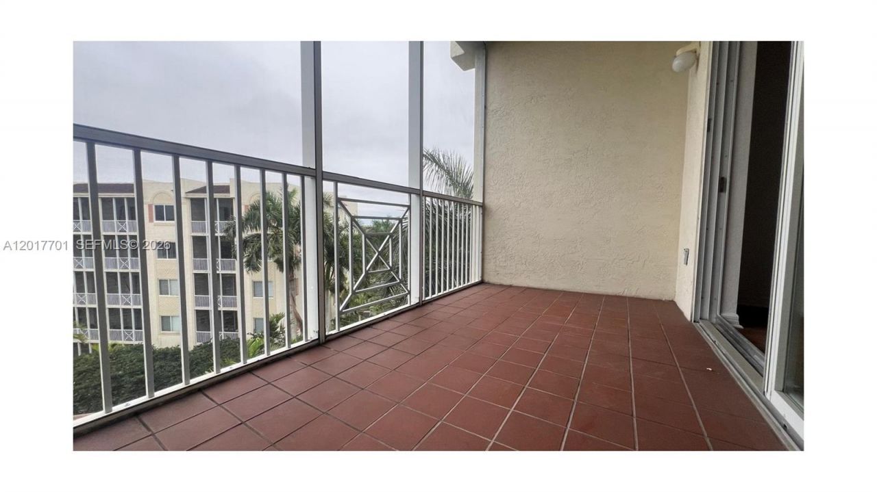 3600 Oaks Clubhouse Dr , Unit 511, Pompano Beach, FL 33069 Photo