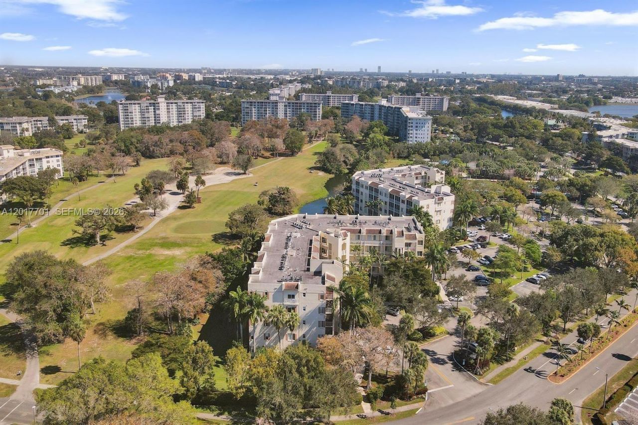 3600 Oaks Clubhouse Dr , Unit 511, Pompano Beach, FL 33069 Photo