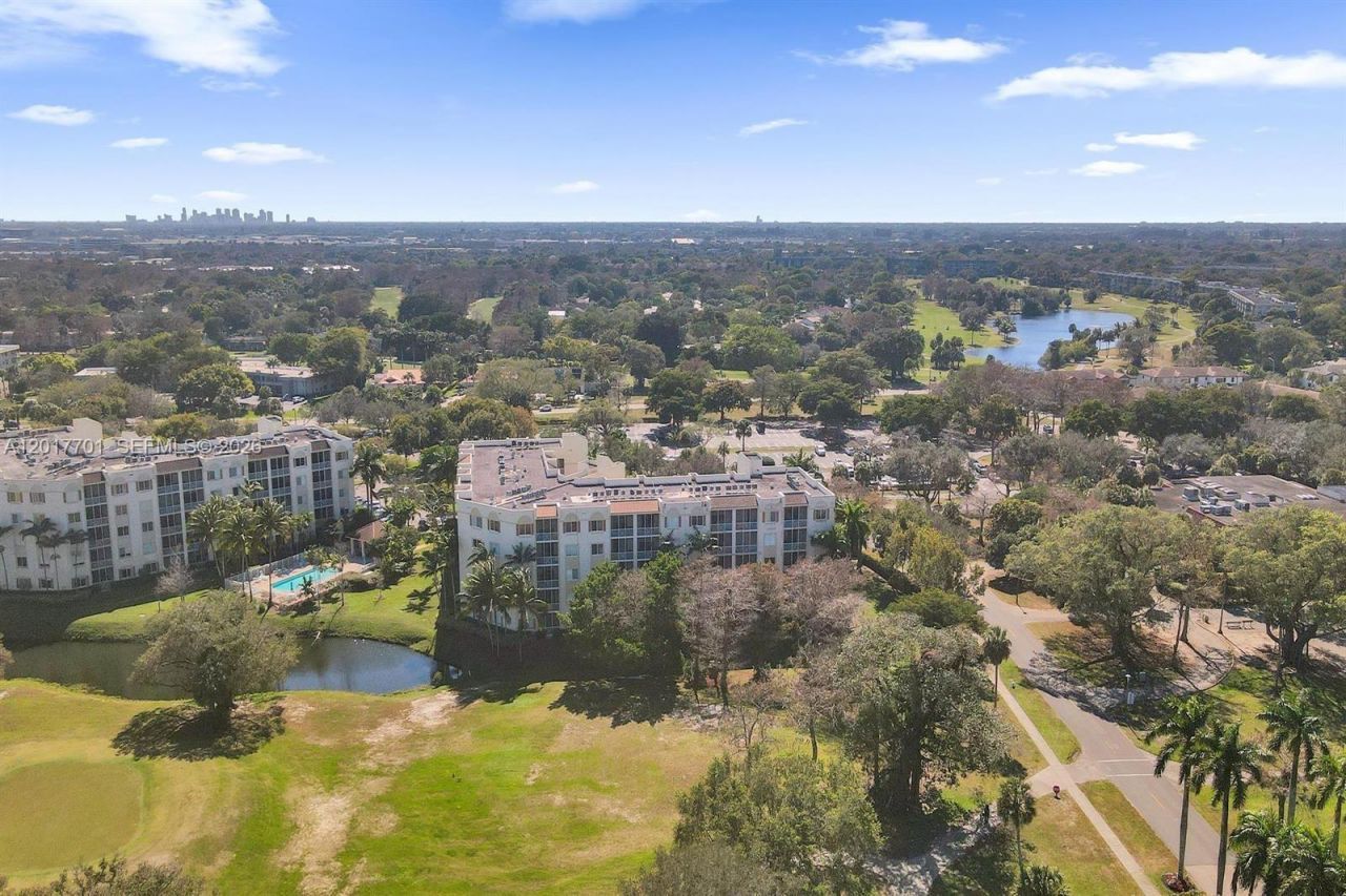 3600 Oaks Clubhouse Dr , Unit 511, Pompano Beach, FL 33069 Photo