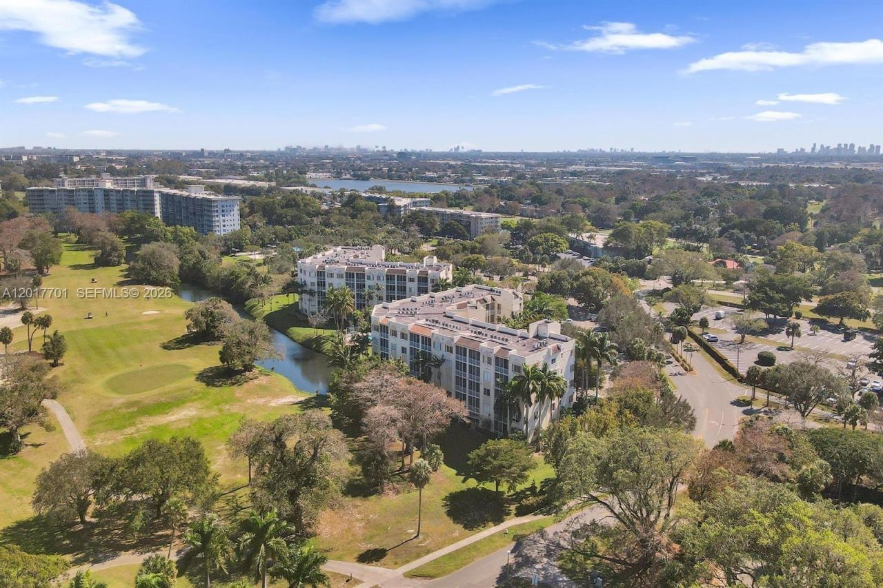 3600 Oaks Clubhouse Dr , Unit 511, Pompano Beach, FL 33069 Photo