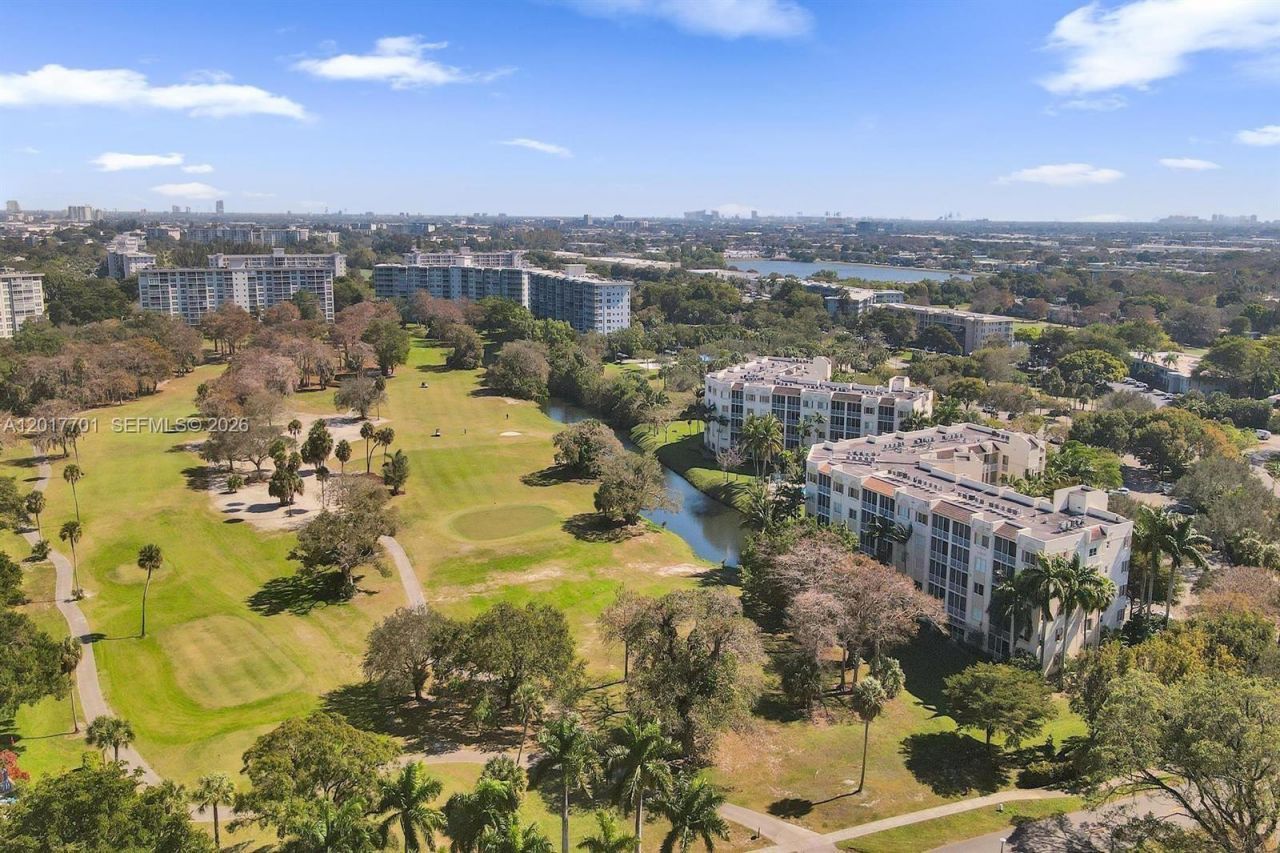 3600 Oaks Clubhouse Dr , Unit 511, Pompano Beach, FL 33069 Photo