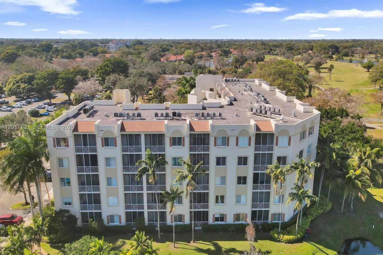 3600 Oaks Clubhouse Dr , Unit 511, Pompano Beach, FL 33069 Photo