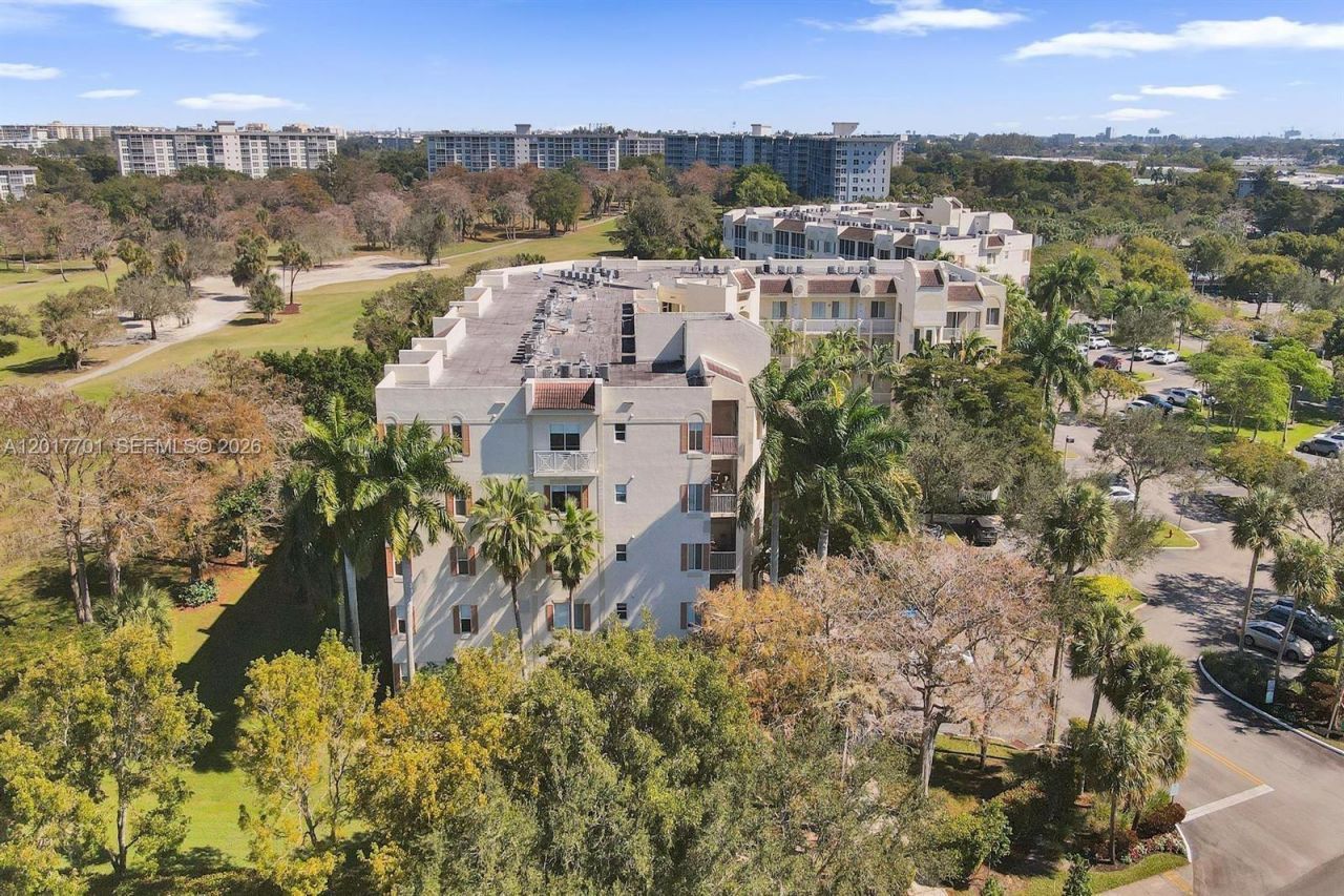 3600 Oaks Clubhouse Dr , Unit 511, Pompano Beach, FL 33069 Photo