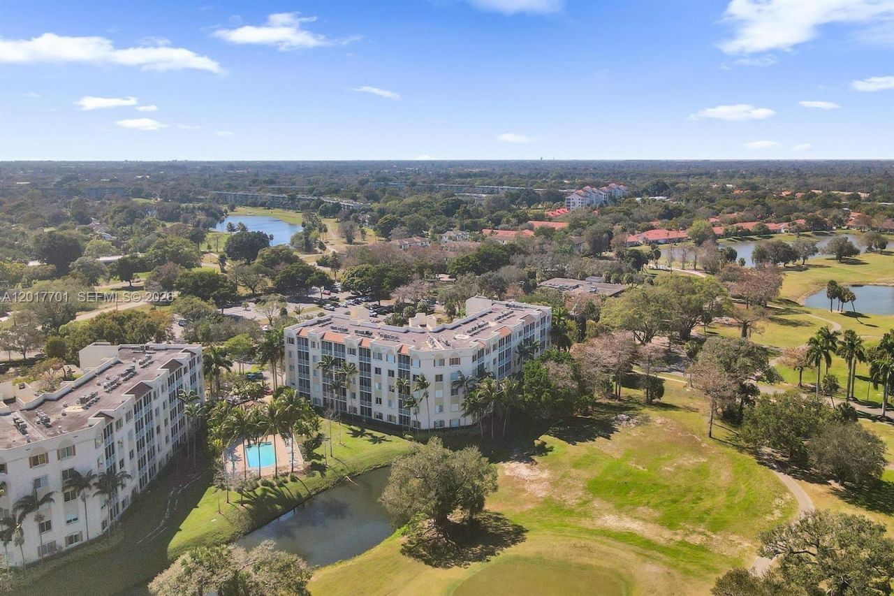 3600 Oaks Clubhouse Dr , Unit 511, Pompano Beach, FL 33069 Photo