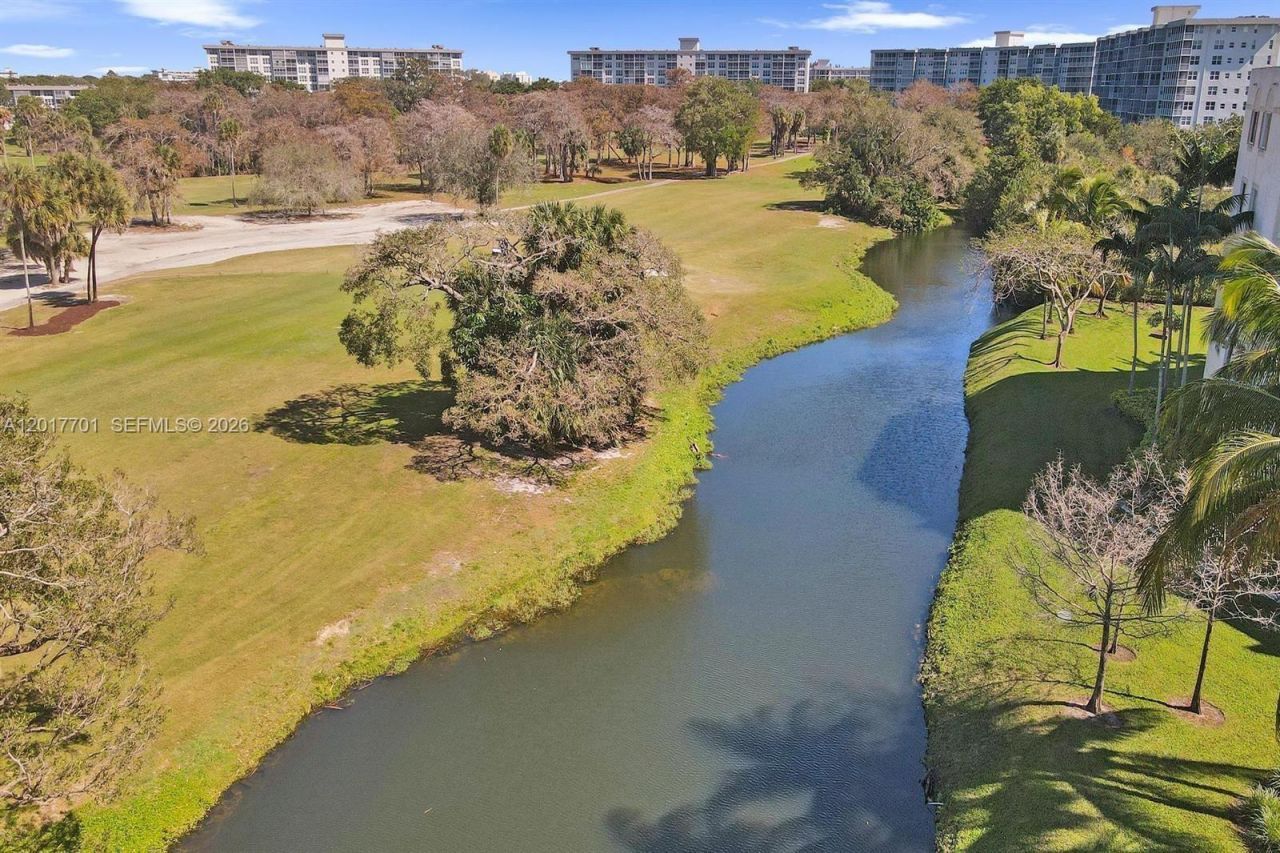 3600 Oaks Clubhouse Dr , Unit 511, Pompano Beach, FL 33069 Photo