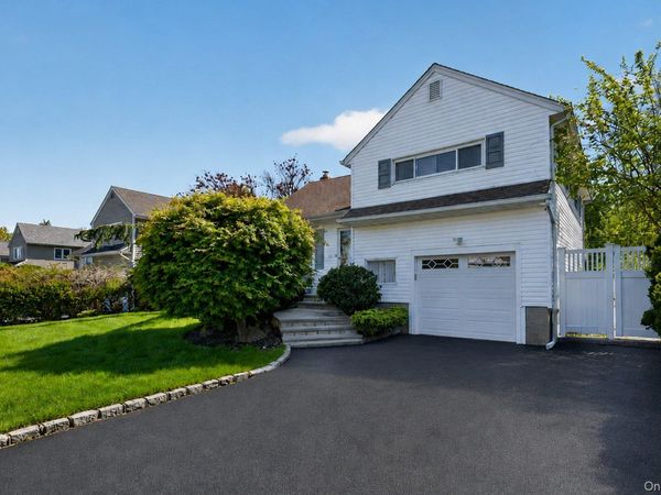 9 Marilyn Boulevard , Plainview, NY 11803
