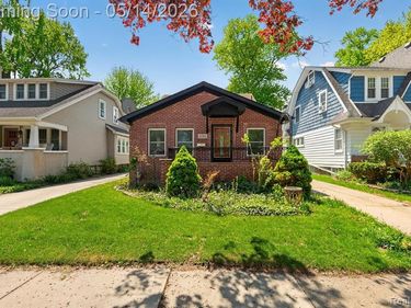 1781 Brys Drive, Grosse Pointe Woods, MI 48236