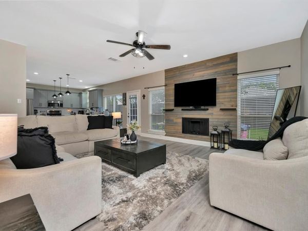102 Lakeway Lane, Justin, TX 76247